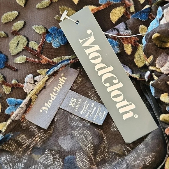 NWT || MODCLOTH || velvet floral dress,  black, size x small, flowy sleeves - Picture 9 of 9